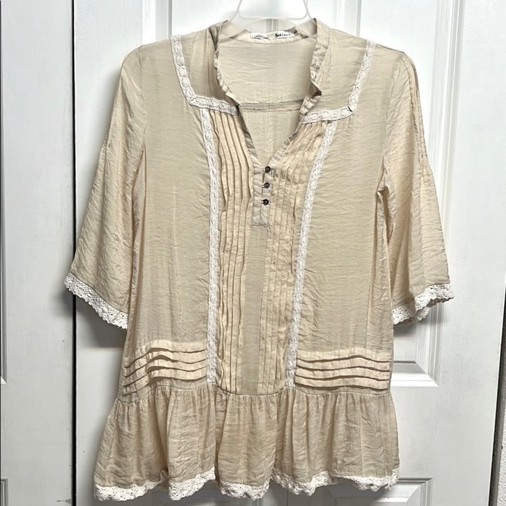 Solitaire Tunic top Size L Beige White Lace